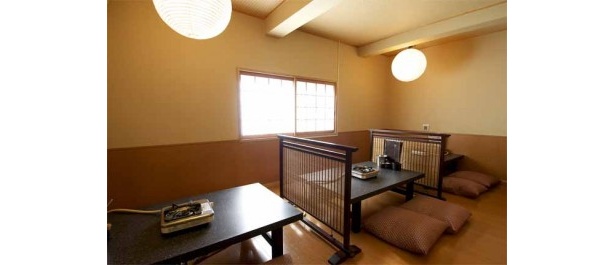 肩ひじ張らずにくつろげるテーブル席や、大小さまざまな個室もあり
