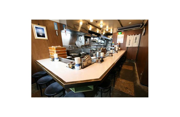 【たんたん亭】カウンターのみの店内は見通しのよいオープンキッチンで、作業する職人の手元が見え安心感がある