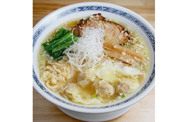 【中華そば てんくう】「ワンタンメン（塩）」(￥780)。塩ラーメンのトッピングには珍しい油揚げが。ワンタン麺には、ジューシーな肉餡を皮で包んだ肉ワンタンが4つのる