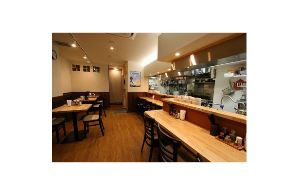 【中華そば てんくう】空間を広くとった、ゆったりとした明るい店内は女性一人でも入りやすい。店頭の看板も店内も木の温もりにあふれている