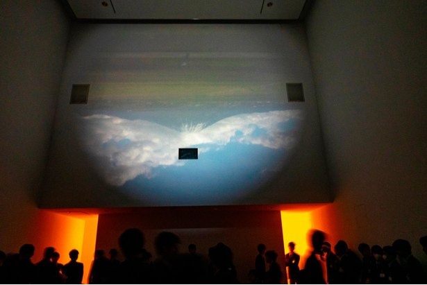 映像展示室で見る「逆さ大山」