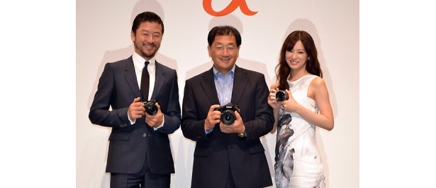 「今までのシリーズより、さらに小さくなったうえに、ものすごく軽くなっていてびっくりしました」と語った北川