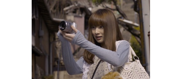 自分が撮られていることも忘れて、写真撮影に夢中になる北川