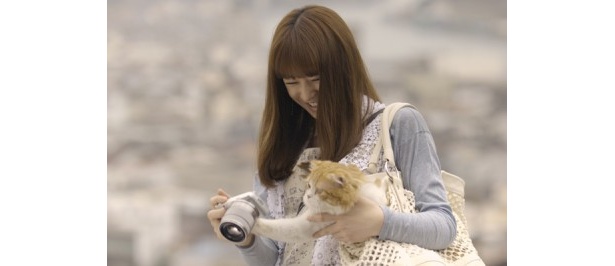 猫と一緒に写真を撮る北川