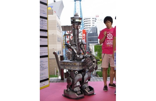 たむけんのギャグ「チャ～」をする通天閣ロボ。