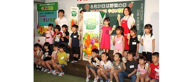 都内の小学1年生らと記念撮影