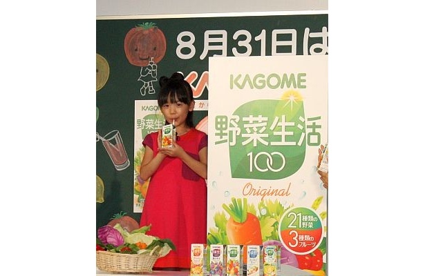 ジュースを飲んで「美味しい！」と愛菜ちゃん