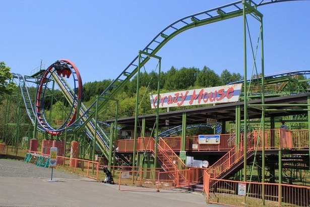 【写真】牧歌的な園内の中で随一の絶叫系アトラクション「クレイジーマウス」