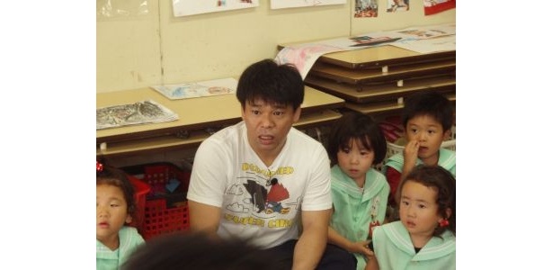 幼稚園職員から被災状況について話を聞く