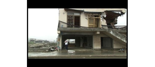 震災により半壊した家