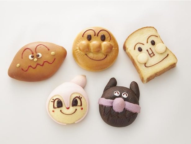 アンパンマンの仲間たちのキャラクターパン(1個税込330円~)が勢ぞろい。かわいくて食べるのがもったいない!