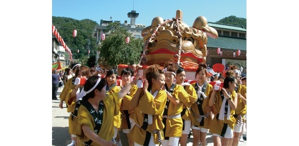 9月22日・23日には加賀山中温泉最大のイベント、こいこい祭りが開催。民謡「山中節」の唄と踊りをはじめ、湯女みこしなども繰り出す