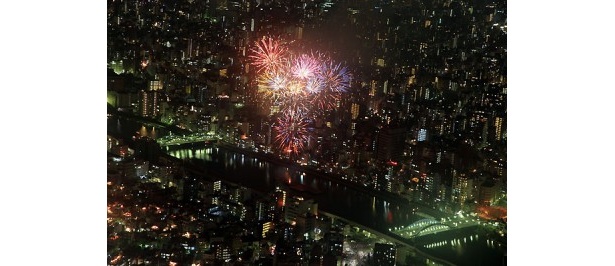 【写真を見る】眼下で花火が炸裂する様は圧巻！
