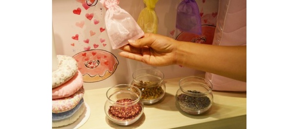 香りが決まったら、ブレンドしたハーブを包んだサシュを用意