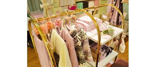 寝具のほか、衣類なども販売している