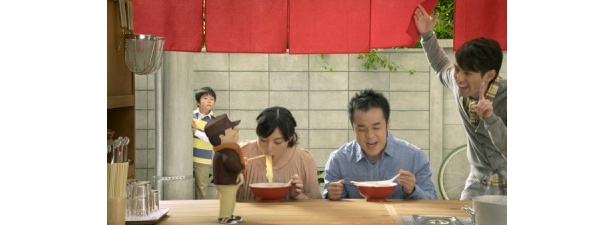 おじさんの仕事ぶりを尊敬の眼差しで見つめる福くん