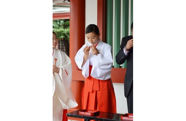 【写真】広報大使として「頒布始奉告祭」に参加する工藤さん