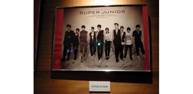 【画像】SUPER JUNIOR、少女時代のサイン入りポスターも！ 店内の様子はコチラ