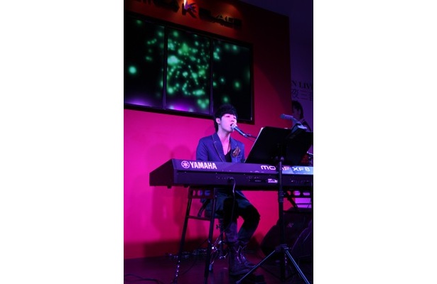 美しい歌声とピアノで観客を魅了するPianoman LEN