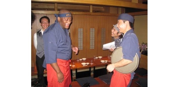 外国人リポーターが居酒屋でアルバイトを経験するコーナーも興味深い