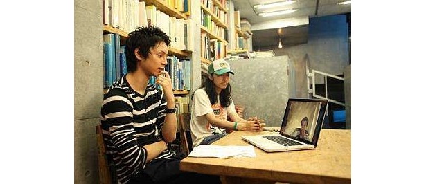 【画像を見る】同世代の水嶋＆長谷部が交わす言葉とは!? 対談の様子はコチラ