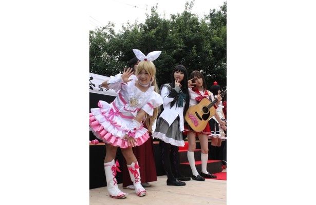 「魔法少女まどか☆マギカ」はコスプレでも大人気！「こんな女装コンテストを開いていただけて嬉しい」と喜んでいた