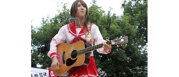 なぜかフォークソングを歌うコスプレイヤー！