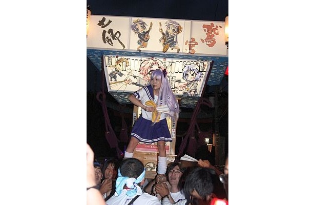 鷲宮神社で、らき☆すた神輿が「萌ーえ！」の掛け声と共に踊る！浴衣コスプレイヤーも！