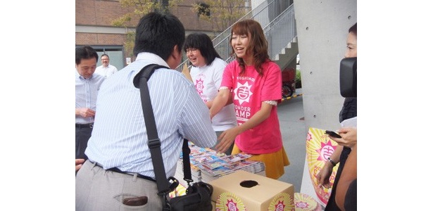 手渡しで本を！その後に握手！