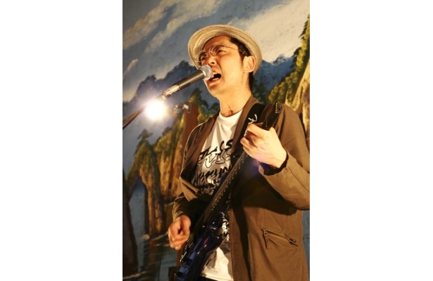ソロのほかにもZAZEN BOYSとしても活動している向井秀徳