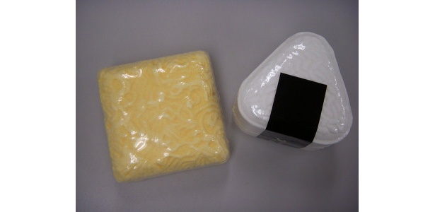 中からはおにぎりと乾麺に似せた入浴剤が。フィギュアは何が出るかおたのしみ