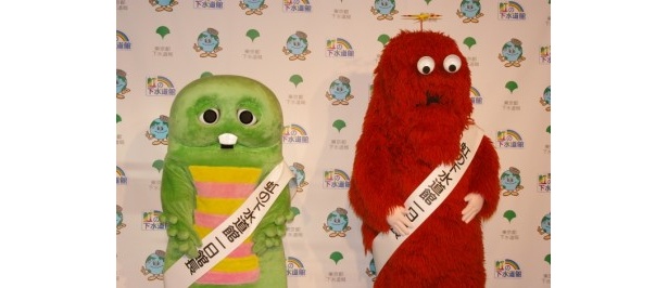 タスキをかけ、「頑張ります！」と意気込む二人