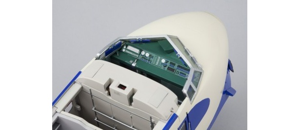 【写真をもっと見る】運転席をはじめ、車両内部も精巧に作り込まれている