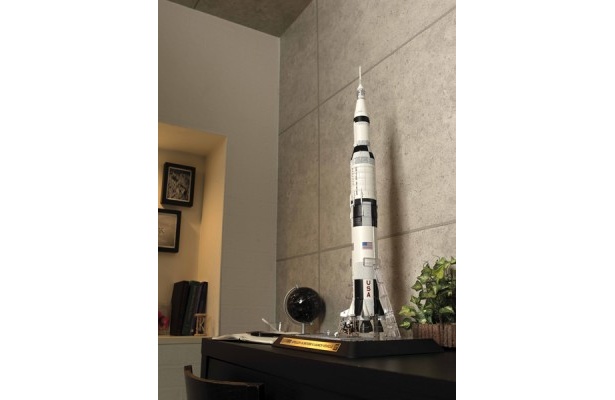 シリーズ第1弾として発売された「アポロ11号＆サターンV型ロケット」