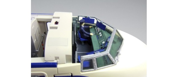 運転手のフィギュアをはじめ、全20体のフィギュアも付いてくる