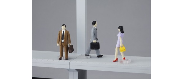 駅構内を行き交う人々