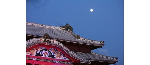 中秋の名月に照らされる首里城で開催された「第18回 首里城公園 中秋の宴」