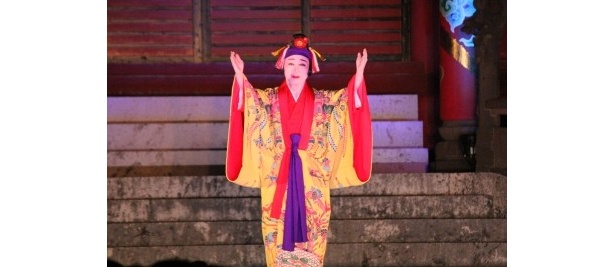 【画像】首里城正殿前で披露された、琉球伝統芸能の様子を紹介　※写真は宮城能鳳氏による古典舞踊「瓦屋」