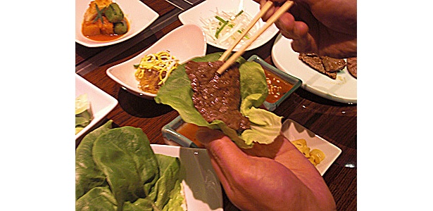 まずは肉をサラダ菜にのせる