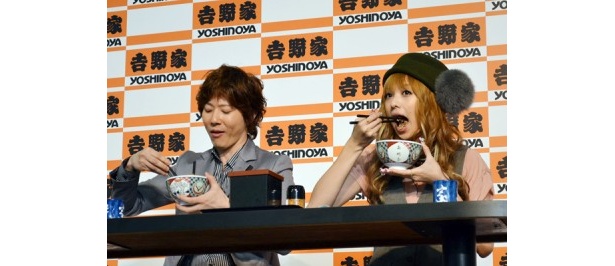 【写真】次々と出される新メニューを美味しそうに食べる川越シェフと南さん