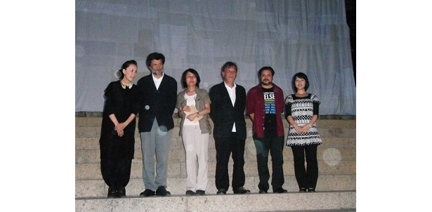 左からこの作品に参加した映画監督の河瀬直美、ビクトル・エリセ、百々俊二、ナジブ・ラザク、山崎都世子が登壇