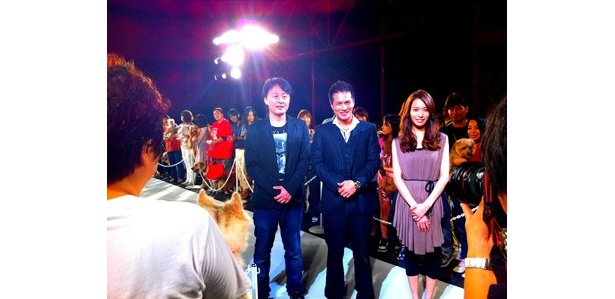 左から七髙剛監督、主演の市原隼人、戸田恵梨香。ホワイトカーペットの上で記念撮影