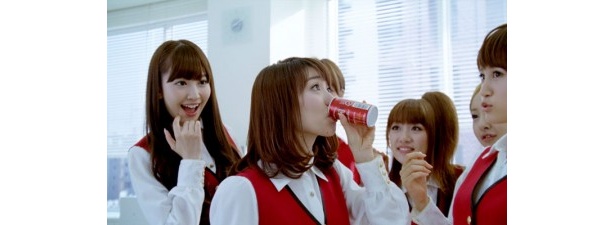 豪快な飲みっぷりを披露する大島優子さん