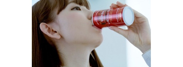 撮影中は眠たそうにしていたという小嶋陽菜さん。「モーニングショット」を飲んで眠気もすっきり！