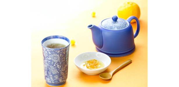 甜茶に含まれるポリフェノールは、アレルギー症状を抑制する効果が期待できる。「柚子はちみつ甜茶」（450円）/シダックス