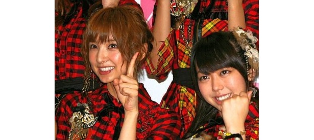 「1番」のポーズを決める麻里子さん