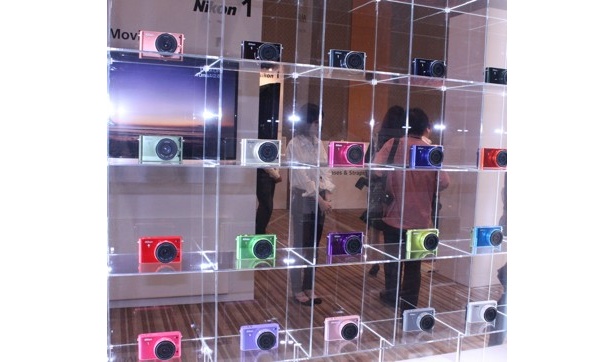 高画質なフルHD60コマの動画やスローモーション動画など、気軽に撮影できる動画機能も搭載。ボディとレンズを5色で展開している