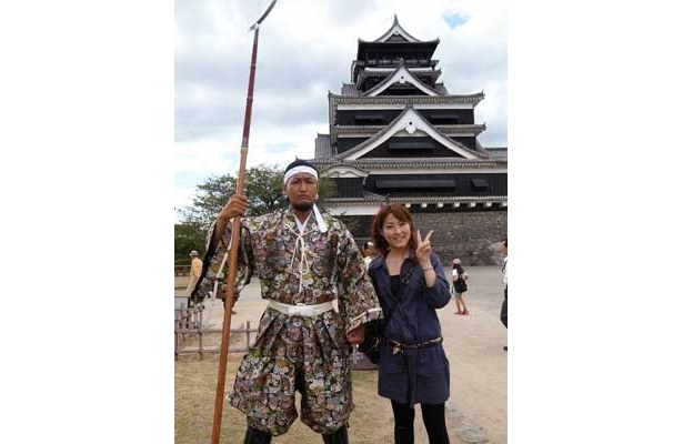 熊本城の本丸で「おもてなし武将」と記念写真を撮影！（右が筆者の森）