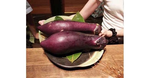 「ヒゴムラサキ」は生で食べると、りんごのようなフルーティーな味がする