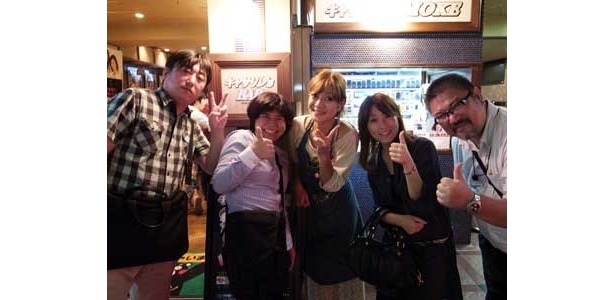 スザンヌさんの妹マーガリンさん（写真中央）との記念写真（左・KW編集部の若林、右・玉置編集長）